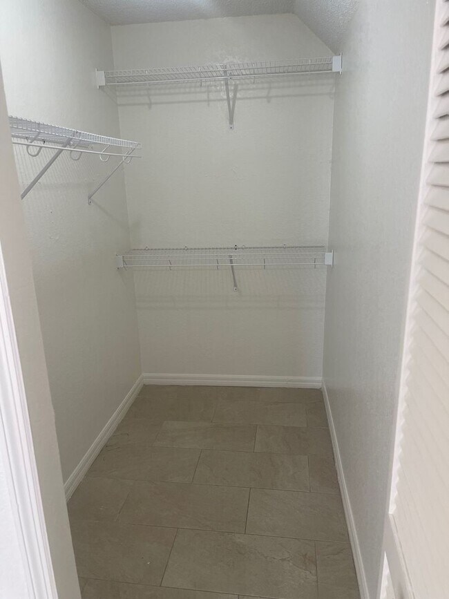 Building Photo - 4 Bedroom 2 Bath