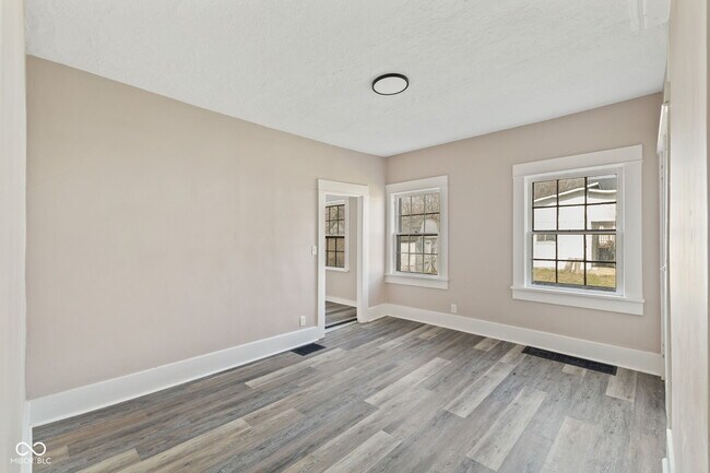 Building Photo - 320 Lockerbie St