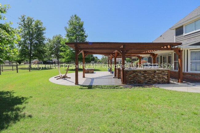 Building Photo - Incredible 4 Bedroom 4 Bath Home in Owasso!!!