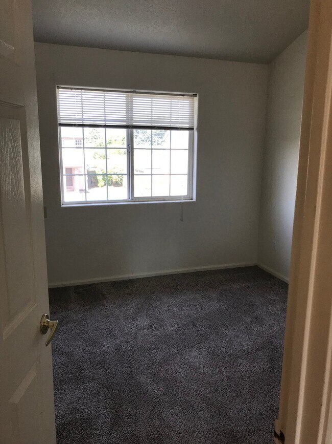 Building Photo - (SAM 15) 3 bedroom and 1.5 Bathroom duplex