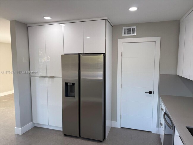 Building Photo - 3275 SW 27th St