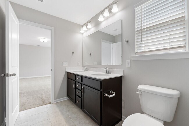 Building Photo - Easy Living in North Creek Village!