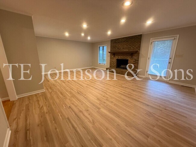 Building Photo - Charming 3 Bedroom Home Near Country Club ...