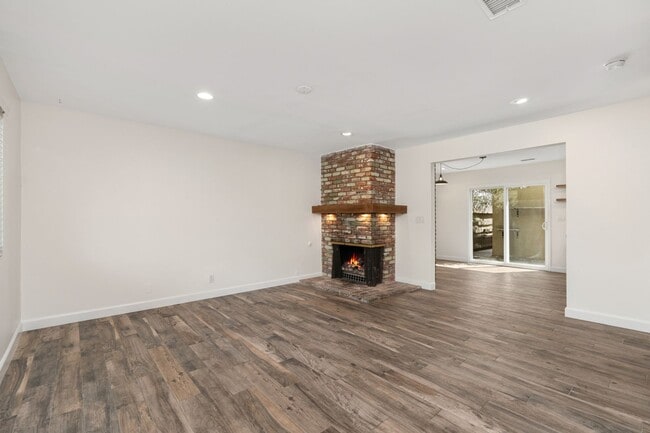 Building Photo - updated and unique 3 bedroom