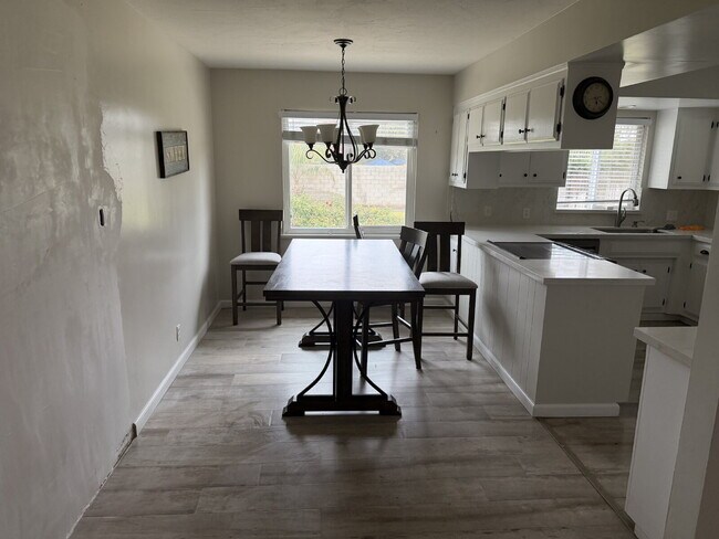 Building Photo - Bright, Beautiful & Fully Updated 3-Bed, 2-Bath Home with Modern Finishes