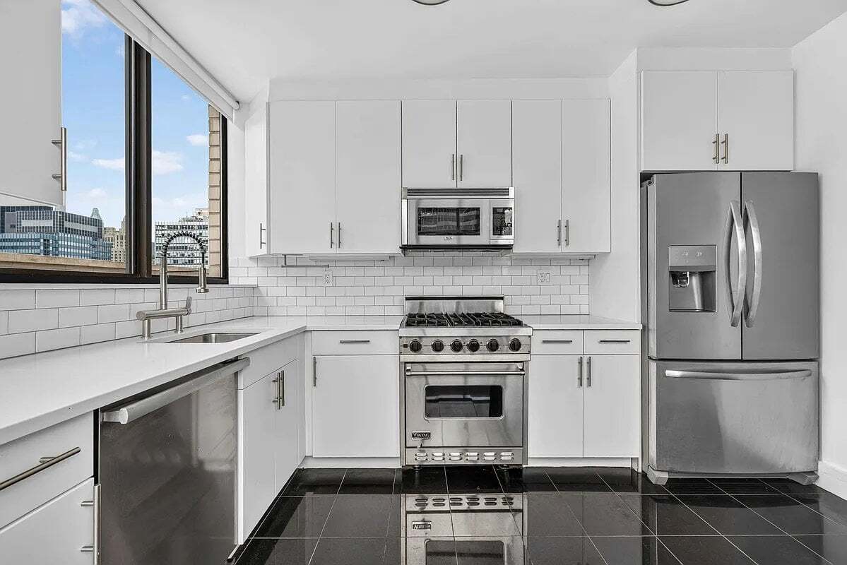 Building Photo - 245 E 44th St
