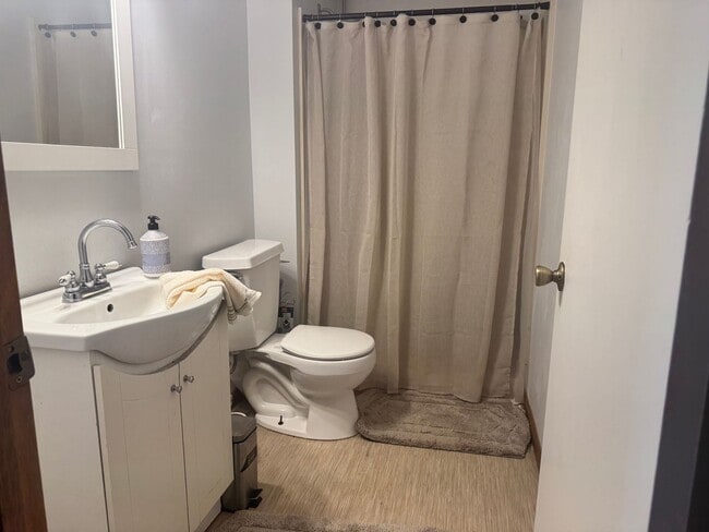 Building Photo - 4 Bed Single Family Backs up to Park