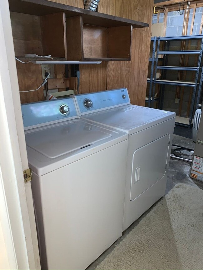 Building Photo - End Townhome In Oak Manor Community