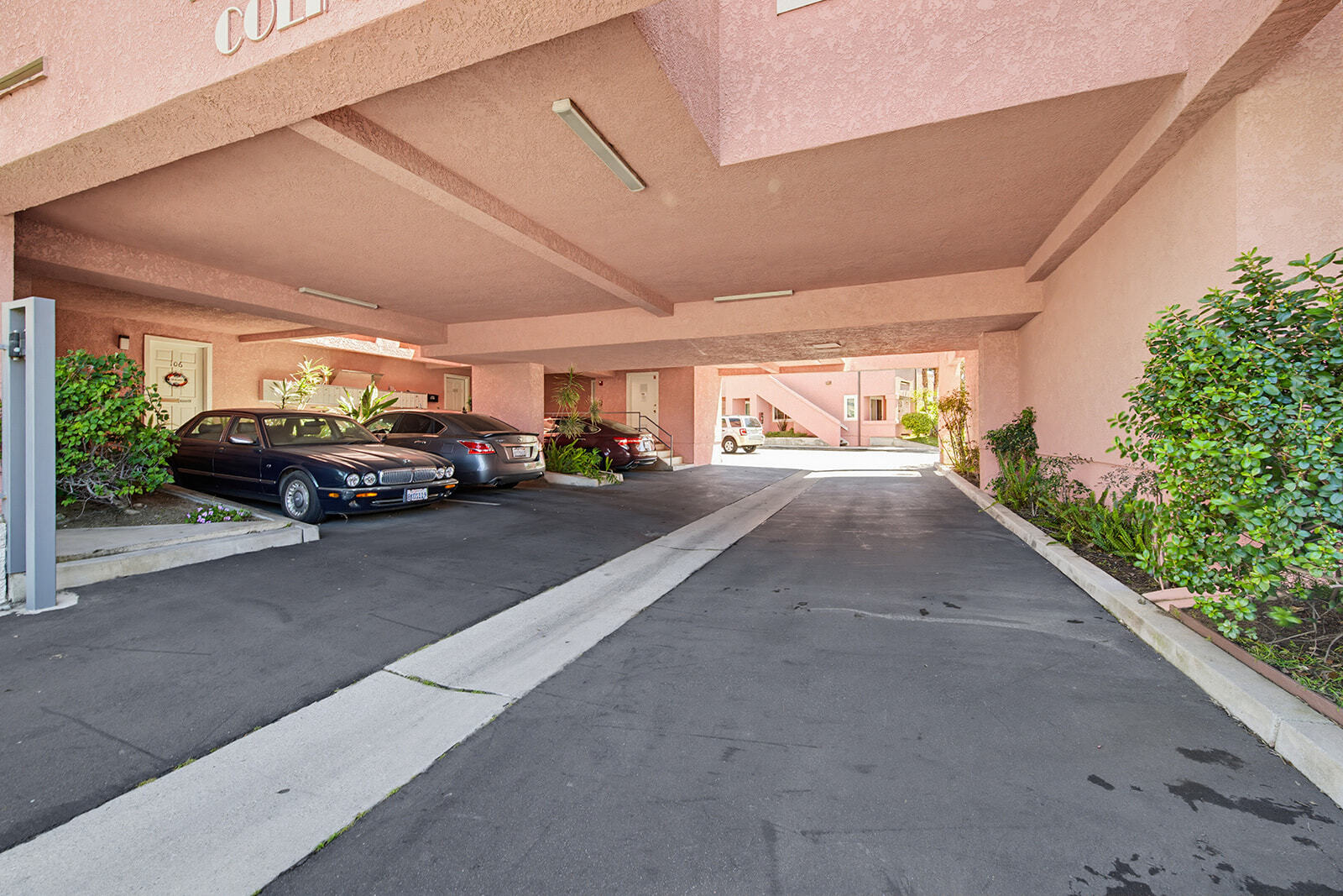 Building Photo - 4810 S La Brea Ave