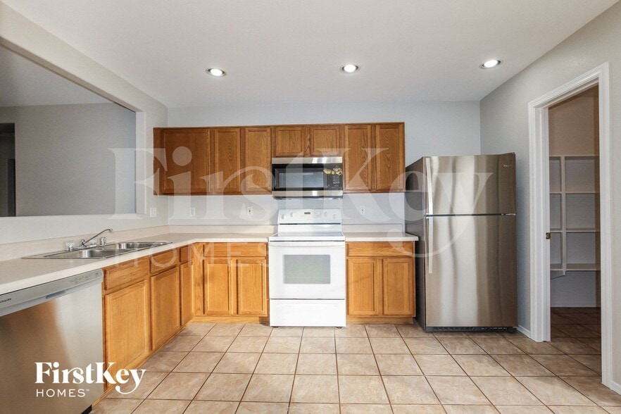 Building Photo - 15843 W Crocus Dr