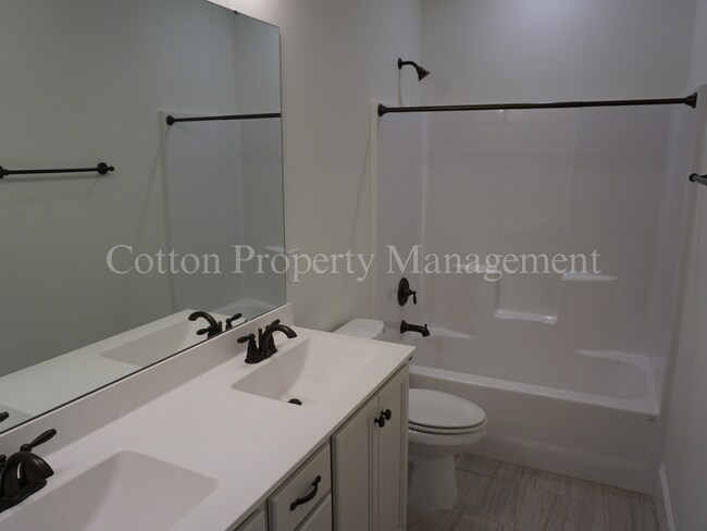 Building Photo - 33 Meon Ln