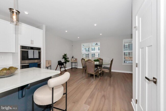 Building Photo - 256 Stallion St