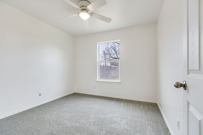 Building Photo - Updated 3 Bedroom Home For Lease!!