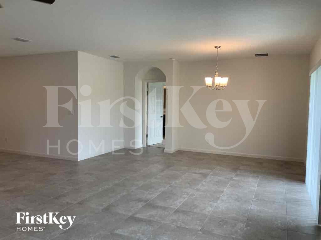 Building Photo - 6938 NW Daffodil Ln