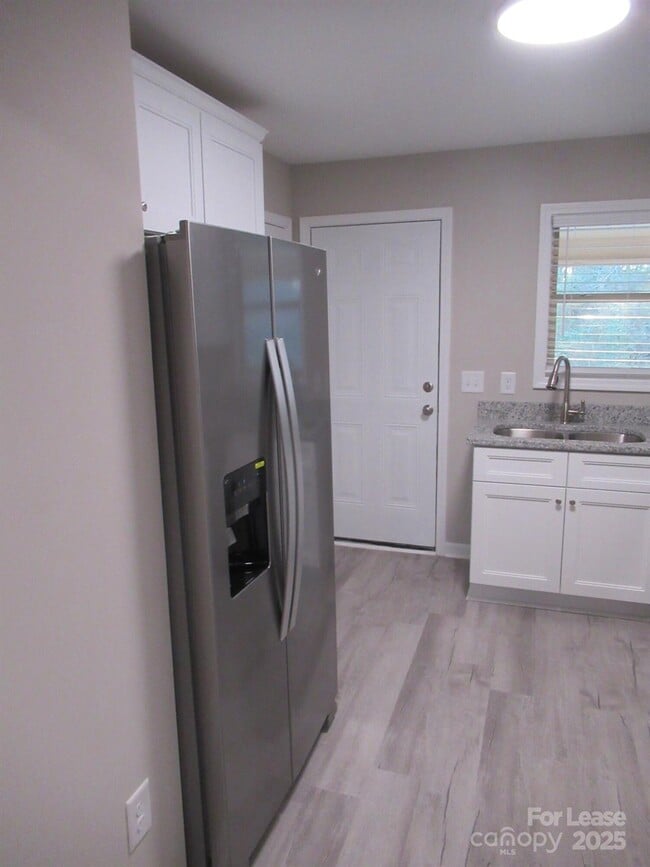 Building Photo - 1761 River Rd