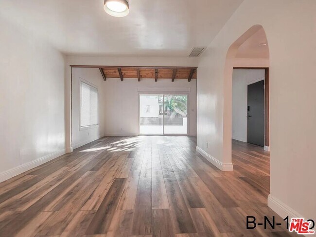 Building Photo - 923 N Stanley Ave