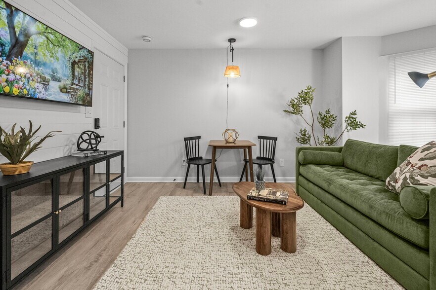 Building Photo - 149 E Main St