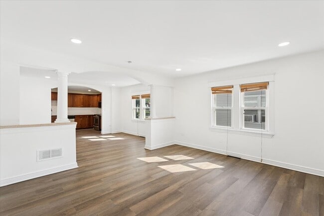 Building Photo - 540 E 4th St