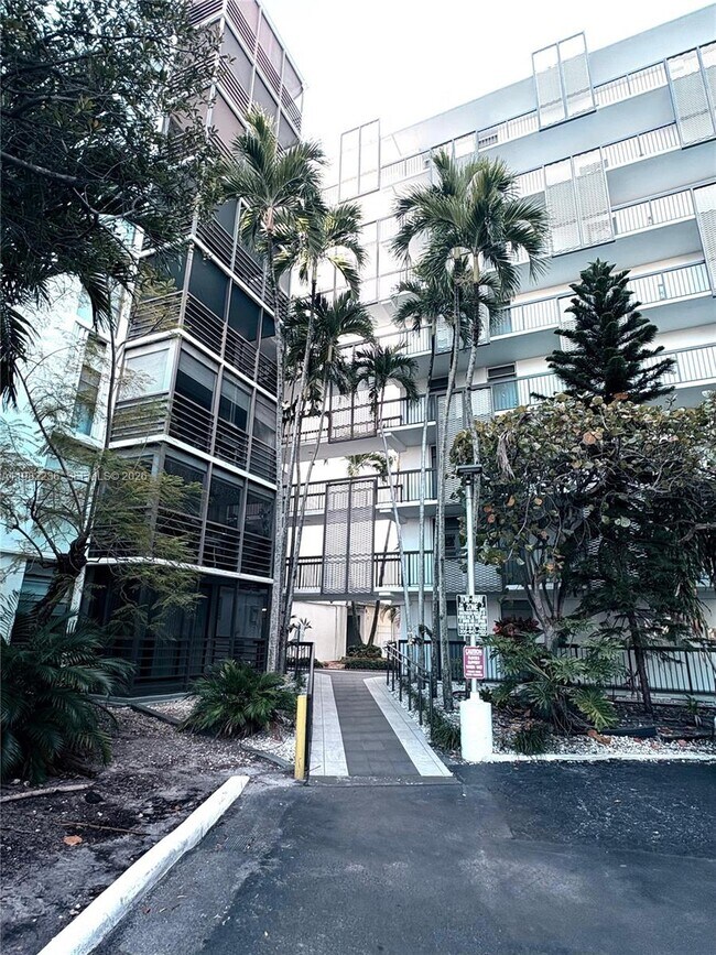 Building Photo - 20500 W Country Club Dr