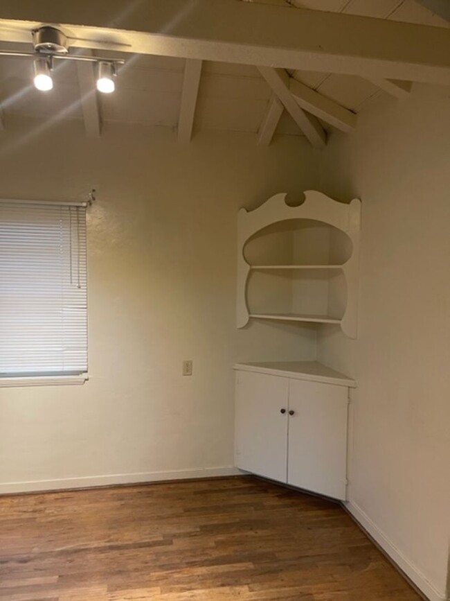 Building Photo - Charming downtown home