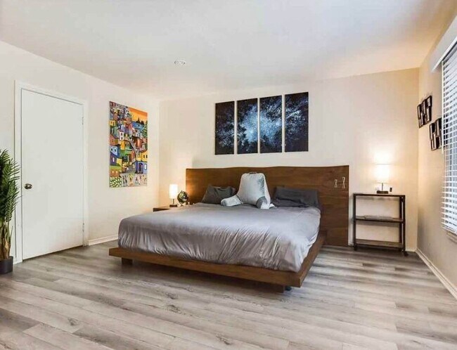 Building Photo - 505 W 7th St