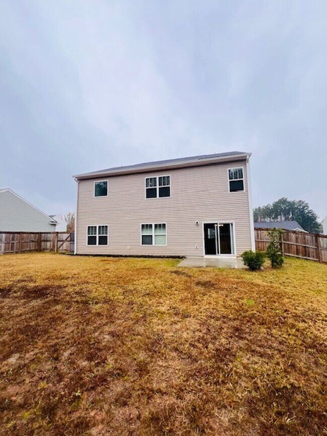 Building Photo - WOW!!  5-bedroom 3 bath