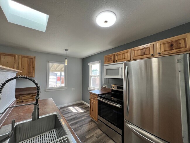 Building Photo - 2 Bed 1 Bath Home w/ Huge Shop For Rent!!!