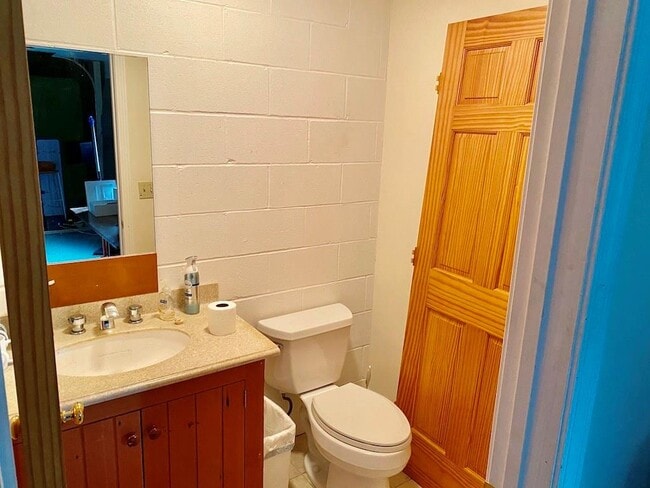 Building Photo - 855 Aquidneck Ave