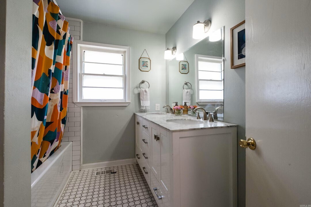 Building Photo - 2100 Durwood Rd