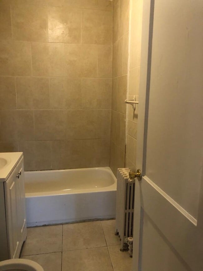 Building Photo - 957 William St