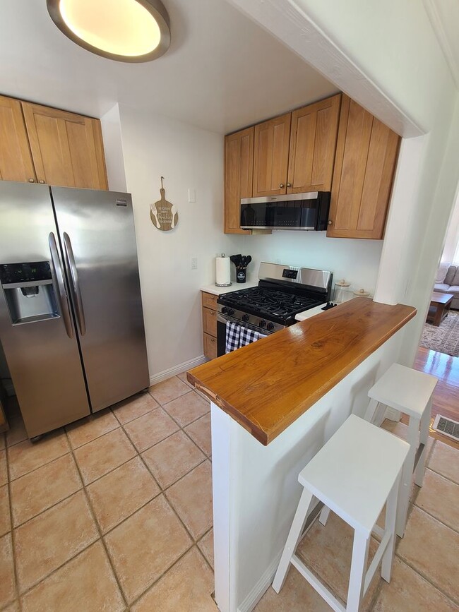 Building Photo - Charming 2 Bed 1 bath "fully furnished mon...