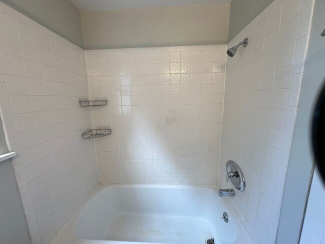 Building Photo - Available Now! 4 bed, 2 bath house in Shoreline!