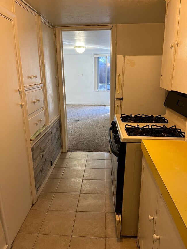 Building Photo - Spacious Studio Apartment