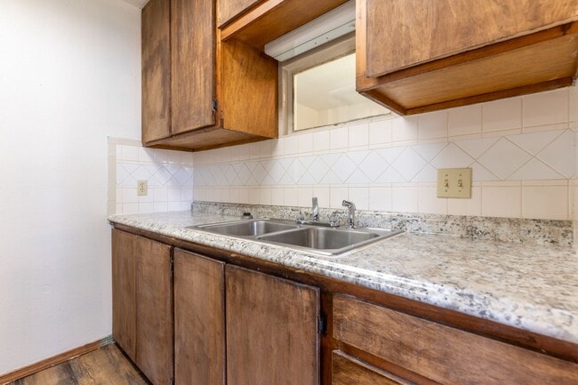 Building Photo - Cute 2 Bed Ready For You!