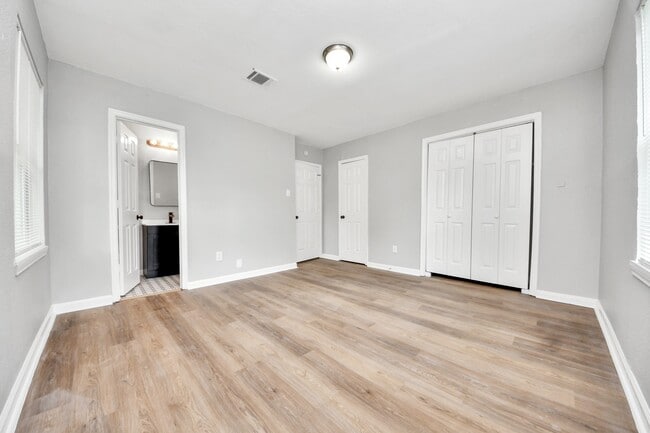 Building Photo - 710 Canary Cir