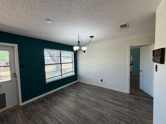 Building Photo - 3 BED/2 BATH/2 CAR GARAGE: AVAILABLE NOW!!