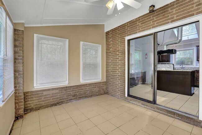 Building Photo - Beautiful, Newly Renovated 5 Bed 2 Bath si...