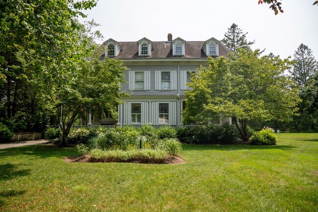 Building Photo - 141 Narragansett Ave