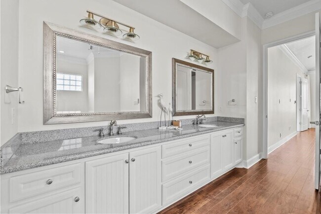 Building Photo - 2727 E Bayshore Dr