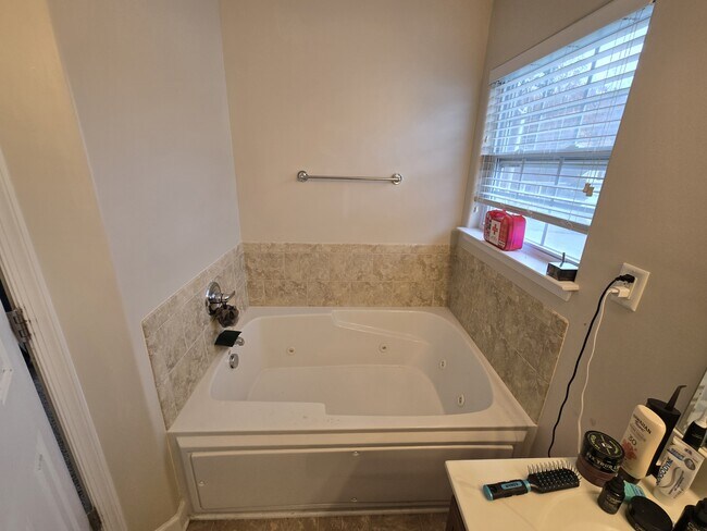 Building Photo - 2009 Breck Ave