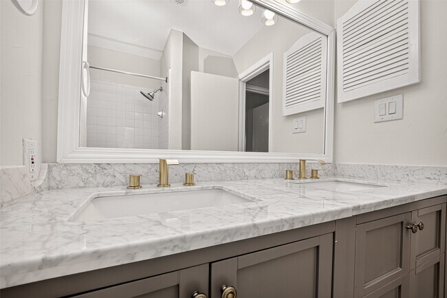 Building Photo - 10383 Briar Forest Dr