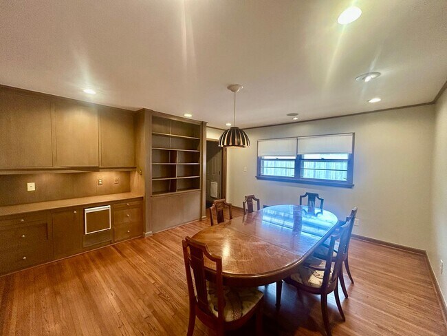 Building Photo - Great ranch style home located on a large ...