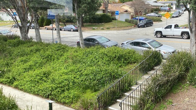 Building Photo - 770 E Mariposa St