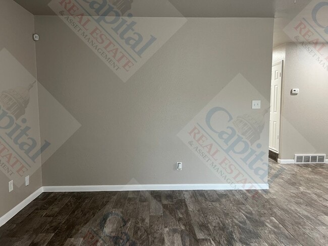 Building Photo - Spacious 3 Bedroom