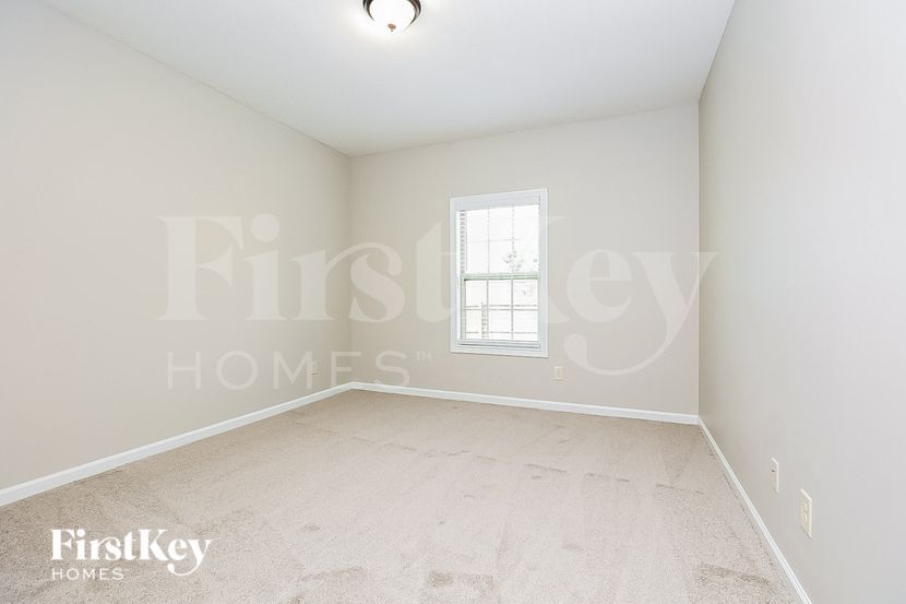 Building Photo - 698 Ellie Nat Dr