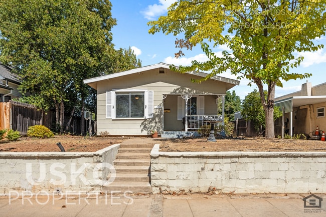 Building Photo - 808 Main St