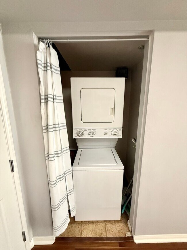 Building Photo - Spacious Studio Living in the Heart of Little Italy