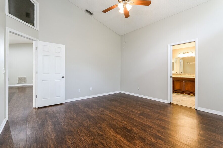 Building Photo - 1598 Royal Oaks Dr