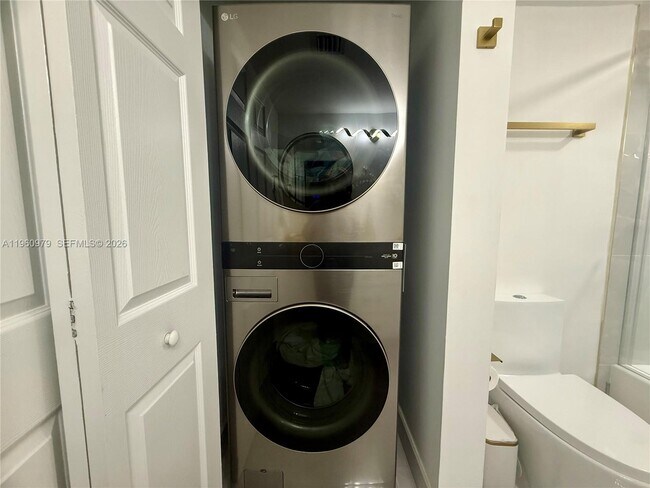 Building Photo - 1000 W Island Blvd