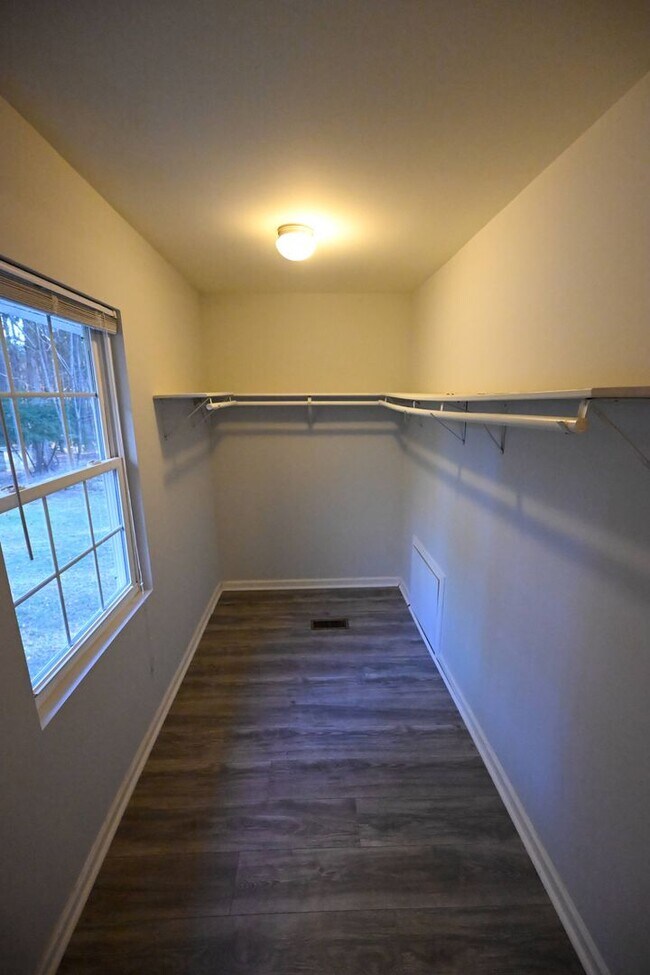 Building Photo - Stunning 3BR / 3BA Home on 2.48 Acres – Hillsborough, NC